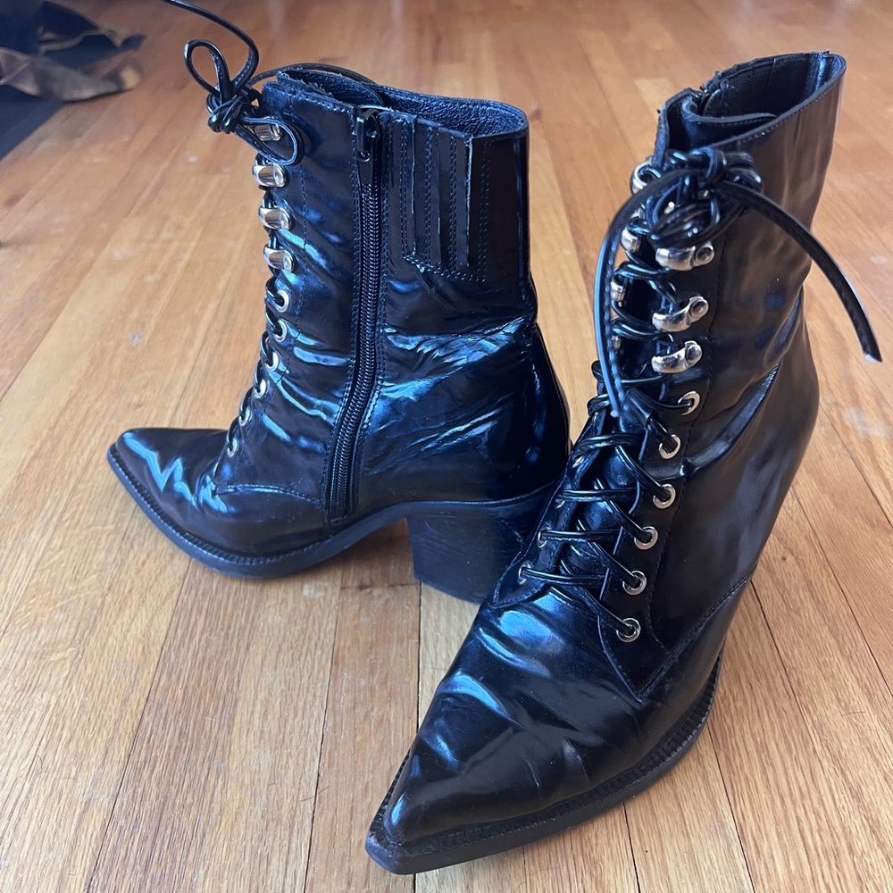 Pointed, zip up, lace up hot boots!